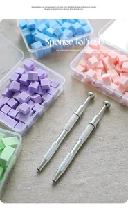 Macroweergave van nagelsponsblokjes met twee professionele metalen grijptools