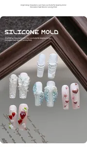 Vista dettagliata di intricati disegni nail art 3D creati con stampi in silicone