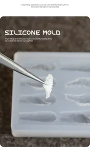 Primo piano di un ciondolo ad ala 3D realizzato con stampo in silicone per nail art
