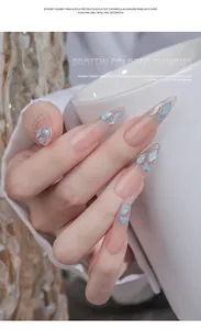 Primo piano di farfalle blu cangianti e gemme di diamante su eleganti unghie nude