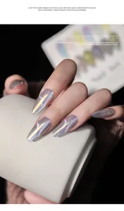 Detail van aurora cat eye nagelpoeder met holografische glans en glanzende afwerking