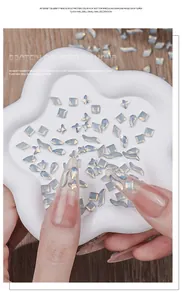 Dettaglio macro di strass per unghie in acrilico color proteina di forma irregolare.