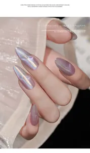 Detail van hoogglanzend aurora cat eye nagelpoeder met magisch kleurverloop effect