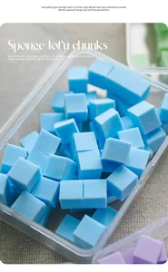 Close-up van mini blauwe sponsblokjes voor nail art gradiënt in een doorzichtige doos