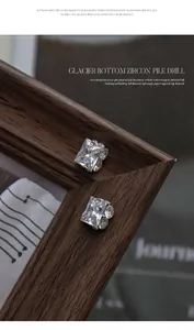 Macrodetail van luxe rechthoekige gletsjerbodem zirkoon nagelkunstkristallen op hout