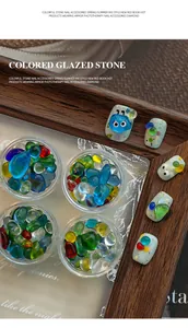 Makroansicht von bunten unregelmäßigen Glassteinen für lebendige Nagelkunst