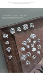 Detailopname van heldere witte K9 zirkoon nagelsteentjes in diverse vormen op houtwerk.