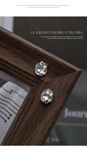 Professionele macro-detailweergave van k9 heldere zirkoon nagelkunst strassteentjes