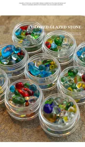 Nahaufnahme von verschiedenen unregelmäßigen bunten Glassteinen für Nageldesign