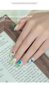Nahaufnahme von bunten unregelmäßigen Glaskieselsteinen für kreative Nagelkunst-Dekoration