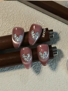 Detailopname van sprankelende hartvormige strass-steentjes voor professionele nagels