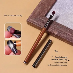 Primo piano del pennello per unghie 2-in-1 in sandalo con punta magnetica e testina