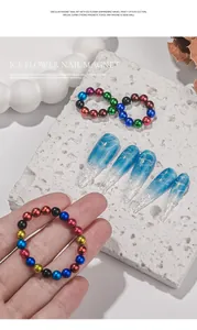 Detailaufnahme bunter Magnetperlenringe für Cat-Eye-Nagelkunst-Effekte