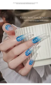 Detailaufnahme von blauen Eisfit-Katzenaugen-Nägeln mit magnetischem Welleneffekt.