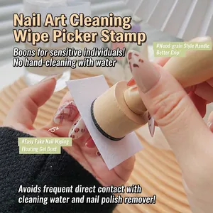 Gros plan d'un tampon de nail art en bois tenant un coton pour l'entretien des ongles.