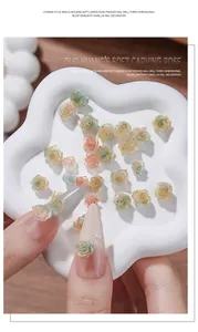 Detalle de primer plano de adornos para uñas de rosa en relieve 3D con degradado y oro