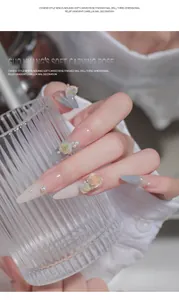 Detalle de dijes de rosa en relieve 3D con perlas en uñas de manicura degradadas