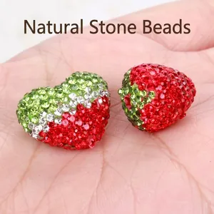 Dettaglio di perle a forma di fragola e cuore in argilla polimerica con strass