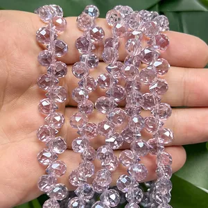 Vista detallada de cuentas facetadas lila de 6mm en forma de gota para joyería DIY.