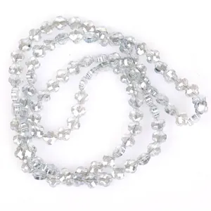 Detailansicht der 6 mm hellblauen facettierten Kleeblatt-Glasperlen für DIY-Schmuck.