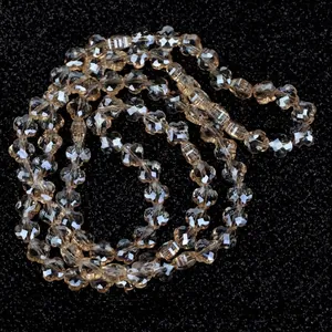 Detailreiche Makroaufnahme von 6 mm facettierten champagnerfarbenen Glasperlen für DIY-Schmuck.