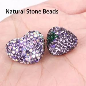 Vista macro di cuori e fragole Shamballa con strass viola per il fai-da-te
