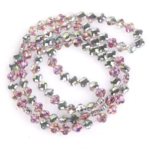 Detailansicht von 6mm facettierten irisierenden Glasblumenperlen für DIY-Schmuckprojekte