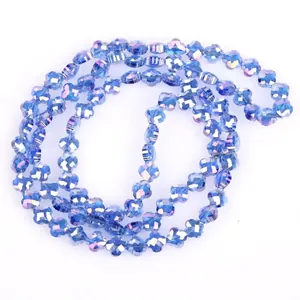 Nahaufnahme von 6 mm blau geschliffenen Glaskristallperlen in Blumenform für DIY-Schmuck