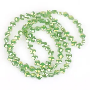 Nahaufnahme von 6mm facettierten grünen Blumen-Glaskristallperlen für DIY-Schmuck