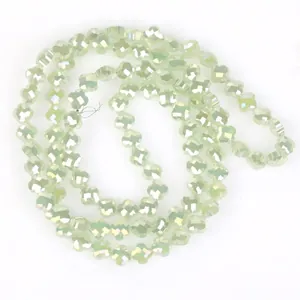 Detailaufnahme von 6 mm facettierten hellgrünen Kristallblumenperlen für DIY-Schmuck