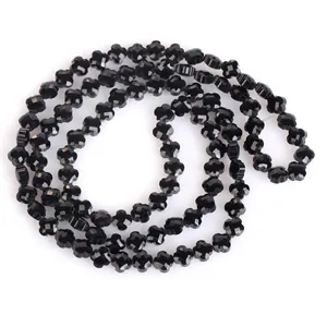 Detaillierte Makroansicht von 6 mm schwarzen facettierten Glasperlen in Blumenform für DIY