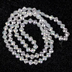 Nahaufnahme von 6 mm facettierten Glasperlen in Blumenform mit Aurora-Effekt für DIY