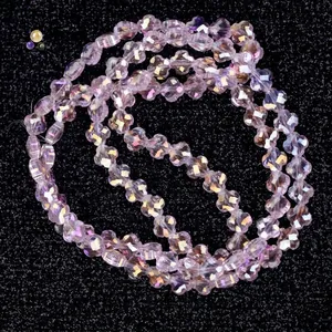 Detailansicht von 6mm fliederfarbenen facettierten Glasperlen in Blumenform mit AB-Beschichtung