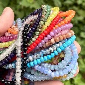 Nahaufnahme von 3x4mm facettierten Natursteinperlen in leuchtenden Farben für Schmuck DIY