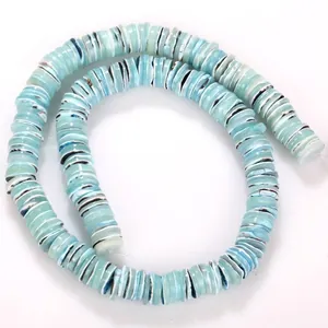 Makroansicht hellblauer natürlicher Muschelscheibenperlen für DIY Schmuck
