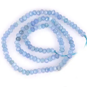 Detaillierte Makroansicht von 3x4mm facettierten hellblauen Chalcedon-Natursteinperlen.