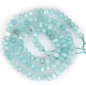 Nahaufnahme von 3x4mm hellblauen facettierten Natursteinperlen für DIY-Schmuck