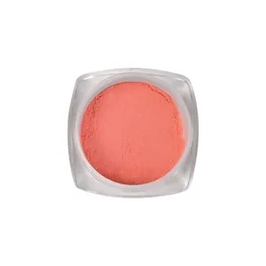 Levendige koraal aurora nagelpigmentpoeder in een heldere pot voor DIY-manicure