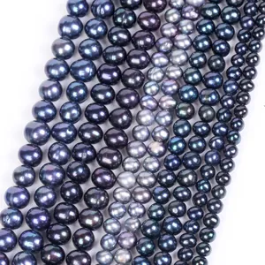 Vue macro détaillée de perles noires presque rondes à l'éclat iridescent naturel