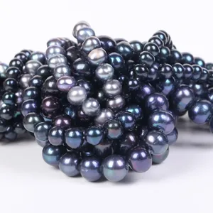 Détail macro de perles noires aux reflets naturels pour création de bijoux DIY