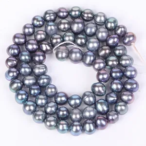 Détail macro montrant le lustre iridescent de perles noires pour bijoux DIY