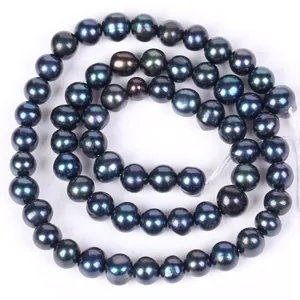 Gros plan détaillé de perles noires naturelles presque rondes pour la création de bijoux