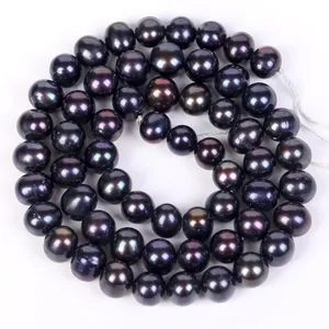Gros plan détaillé de perles noires presque rondes à haute brillance pour la joaillerie