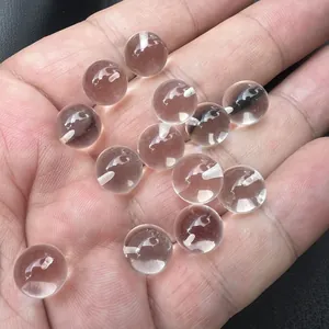 Detailopname van natuurlijke Braziliaanse witte kristallen kralen met half gat.