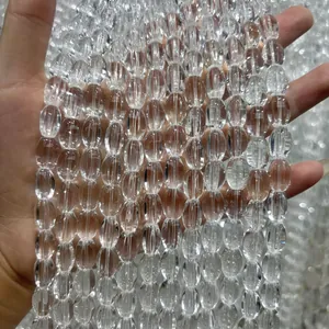 Detaillierte Nahaufnahme von natürlichen brasilianischen Bergkristallperlen für DIY-Schmuck.