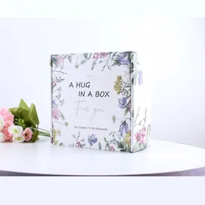Boîte cadeau florale avec texte 'A Hug In A Box' et taille 21x21x10cm, design élégant