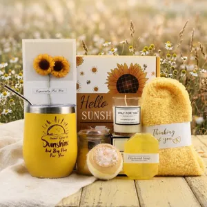 Compleet zonnebloem bad cadeaupakket met gele beker, kaars en zachte pluizige sokken
