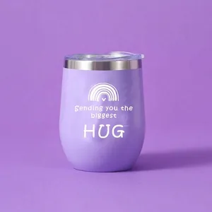 Primer plano de una taza térmica morada con el mensaje Sending you the biggest HUG