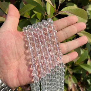 Gros plan de perles de cristal de roche facettées de haute qualité pour la bijouterie.