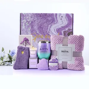 Cesta de Regalo Spa Púrpura para Mujer Set con Vaso Térmico de Acero Inoxidable Vela Aromática Manta de Franela Jabón Antifaz